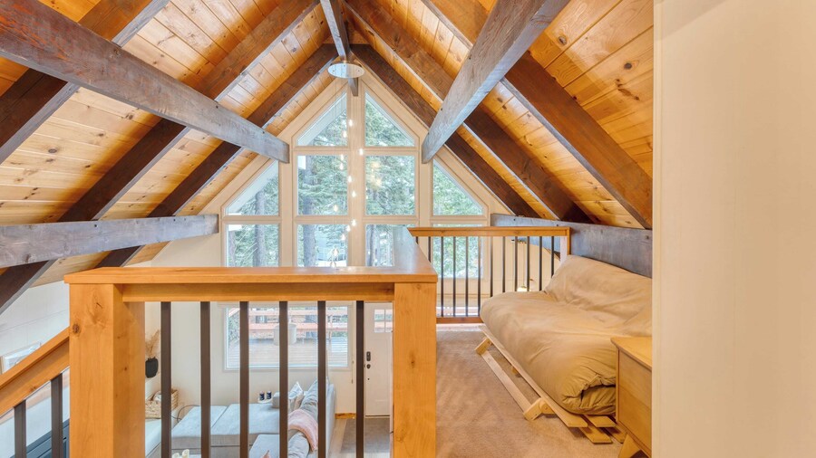 Peaceful Tahoe Retreat 5mins to Lake Cozy Modern Cabin