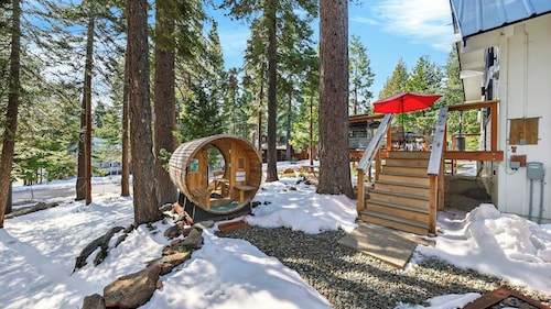 Peaceful Tahoe Retreat by Avantstay Cozy Modern Cabin Sauna, Hot Tub + Fireplace Near Lake