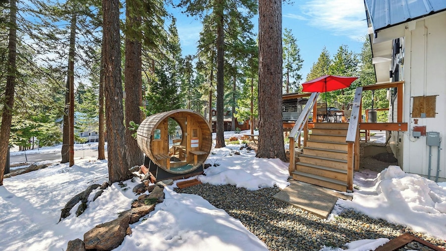 Peaceful Tahoe Retreat by Avantstay Cozy Modern Cabin Sauna, Hot Tub + Fireplace Near Lake