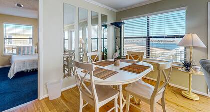 Dog friendly house with panoramic water views, internet, and kitchen