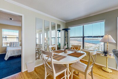 Dog friendly house with panoramic water views, internet, and kitchen