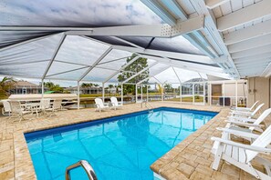 A heated pool - Relaxing waterfront home with heated pool, bikes & canal views (Cape Coral)