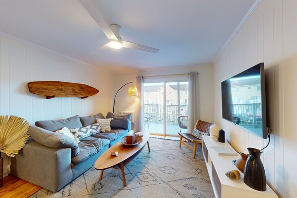 TV - Sunny condo w/balcony, water views, full kitchen, A/C & Wifi (Ocean City)