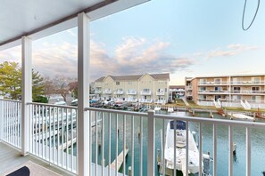 Property grounds - Sunny condo w/balcony, water views, full kitchen, A/C & Wifi (Ocean City)