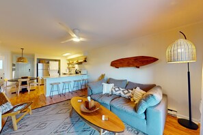 TV - Sunny condo w/balcony, water views, full kitchen, A/C & Wifi (Ocean City)