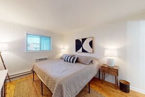 3 bedrooms, iron/ironing board, Internet, bed sheets - Sunny condo w/balcony, water views, full kitchen, A/C & Wifi (Ocean City)