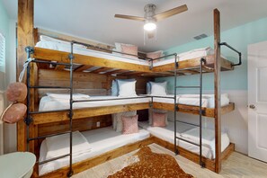 3 bedrooms, iron/ironing board, Internet, bed sheets