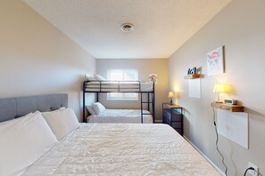 2 多间卧室、旅行婴儿床、上网接入、床单