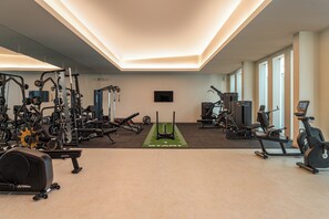 A gym with various exercise equipment, a mirror, and a green mat with 'START' written on it. - Kimpton Atlantico Algarve (Albufeira)