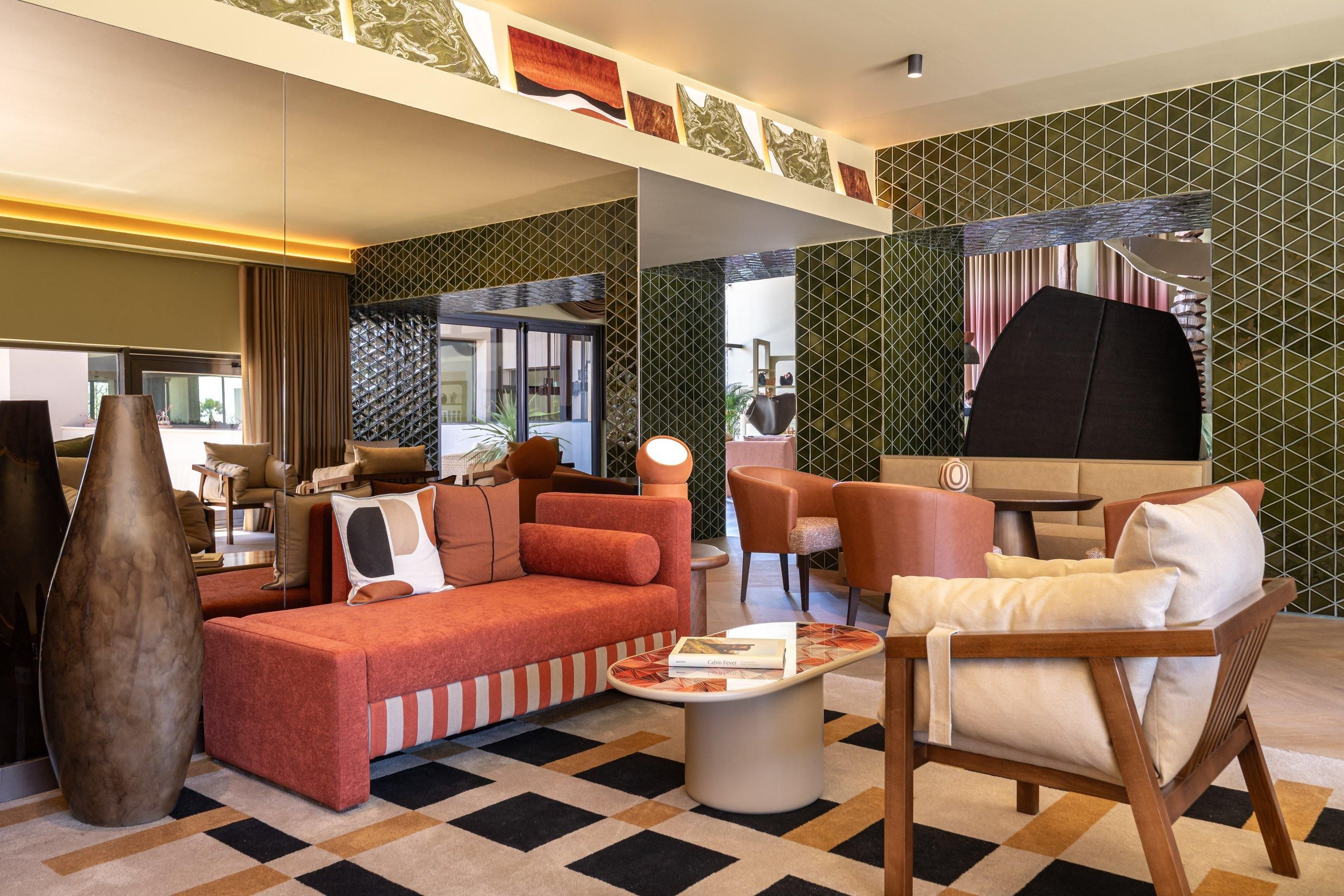 Een moderne woonkamer met een bank, fauteuil en salontafel.