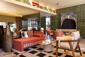 Un salon moderne avec un canapé, un fauteuil et une table basse.