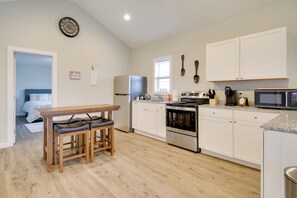 Réfrigérateur, micro-ondes, plaque de cuisson, cafetière/bouilloire