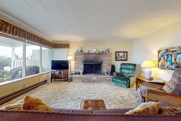 TV, fireplace