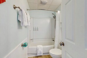 Hair dryer, towels - Charming house with hot tub, W/D, dog friendly & close to beach (North Myrtle Beach)