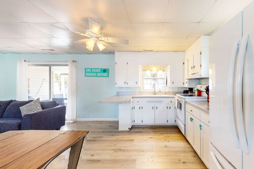 Charming house with hot tub, W/D, dog friendly & close to beach