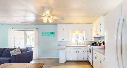 Charming house with hot tub, W/D, dog friendly & close to beach