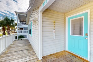 Property grounds - Charming house with hot tub, W/D, dog friendly & close to beach (North Myrtle Beach)