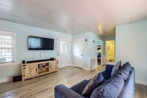 TV - Charming house with hot tub, W/D, dog friendly & close to beach (North Myrtle Beach)