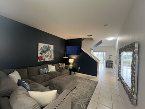 Living area - 3-bedroom townhome in lovely Bradenton with AC, WiFi, fitness room (Bradenton)