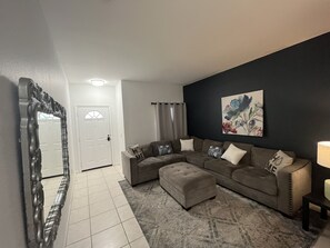 Living area - 3-bedroom townhome in lovely Bradenton with AC, WiFi, fitness room (Bradenton)