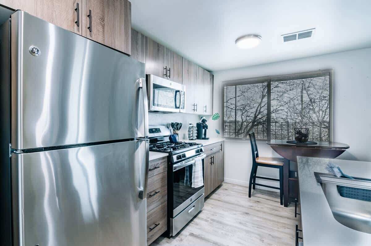 Refrigerador, microondas, horno y parrilla de estufa 