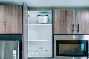 Kühlschrank, Mikrowelle, Ofen, Herdplatte