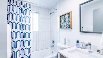 Secador de pelo, toallas, jabón, papel higiénico