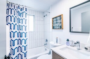 Hårtørrer, håndklæder, Sæbe, Toiletpapir