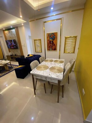 Dining - Aby's Serene Oasis|Pool view|City Centre|WiFi (Sakumono)