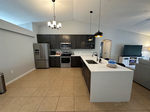 Refrigerador, microondas, horno y parrilla de estufa 