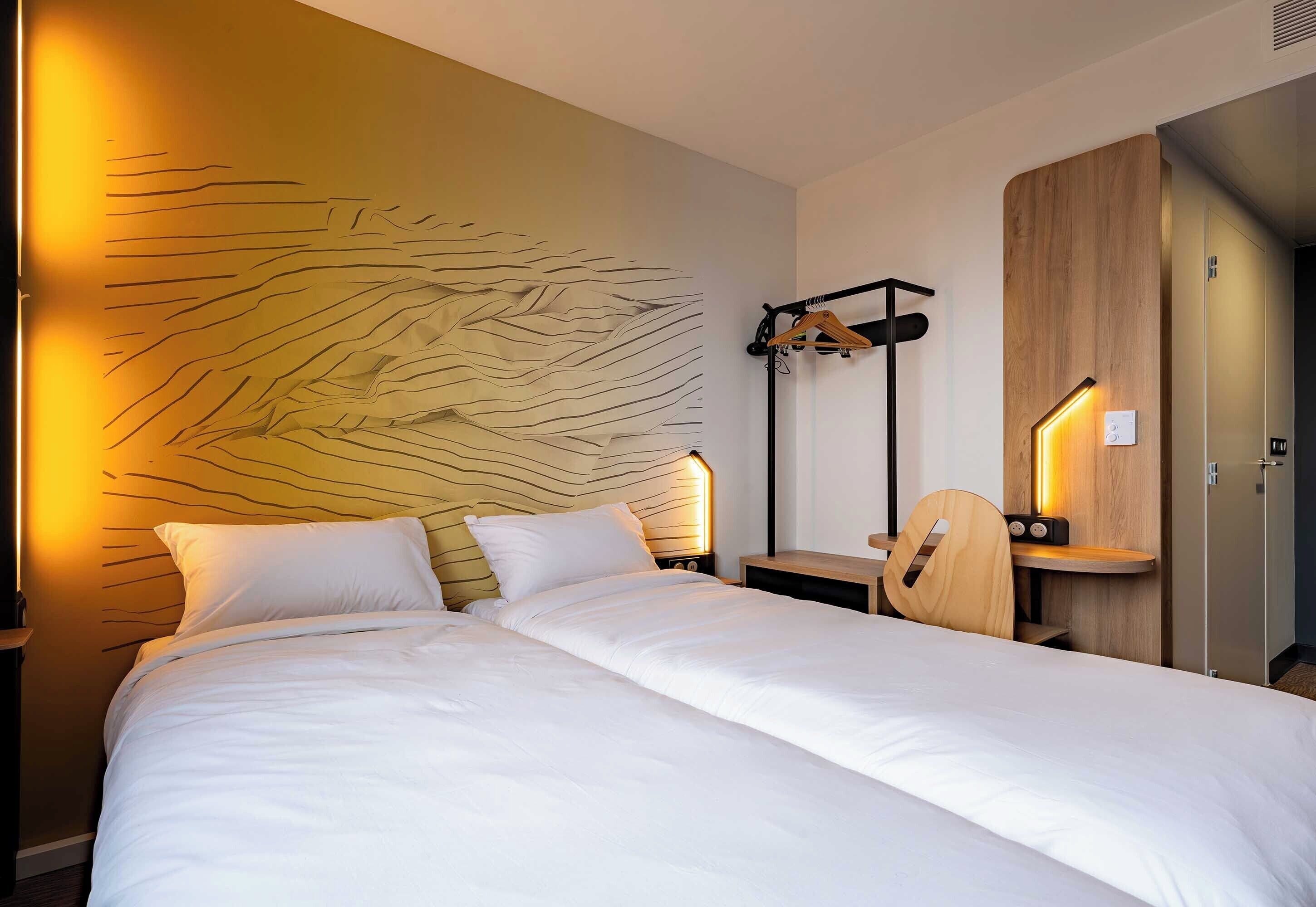 Standard Twin Room, Non Smoking | Desk, soundproofing, free WiFi, bed sheets