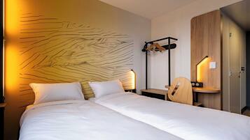 Standard Twin Room, Non Smoking | Desk, soundproofing, free WiFi, bed sheets