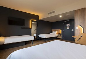 Habitació quàdruple, no fumadors | Escriptori, habitacions insonoritzades, wifi gratuïta i roba de llit 
