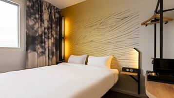 Desk, soundproofing, free WiFi, bed sheets