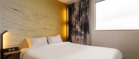 Desk, soundproofing, free WiFi, bed sheets