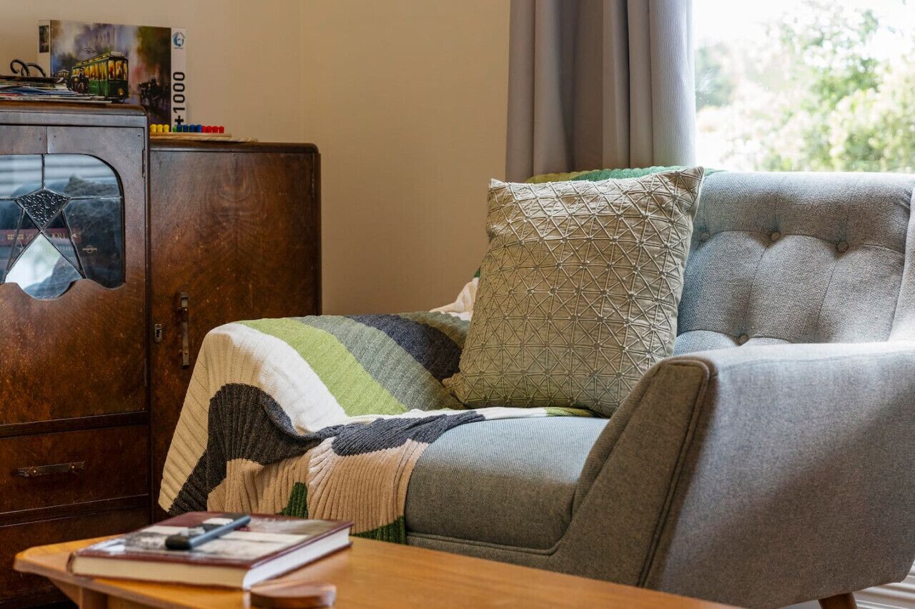 Televisión, libros y oficina 