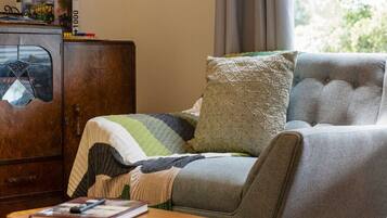 Televisor, llibres i oficines