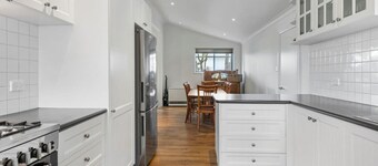 Wonky Cottage: large backyard, close to CBD