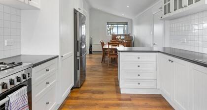 Wonky Cottage: large backyard, close to CBD