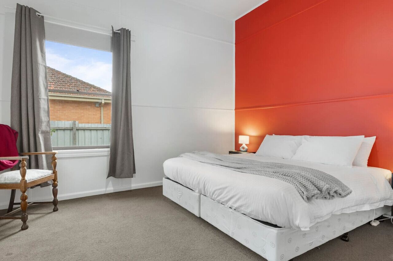 3 habitaciones, escritorio, tabla de planchar con plancha y wifi gratis 