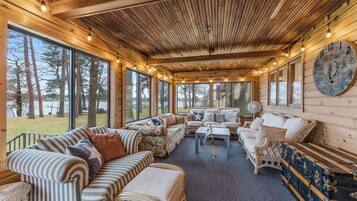 TV connectée, lecteur de DVD, livres