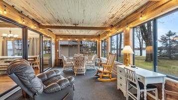 Una Smart TV, un reproductor de DVD, libros