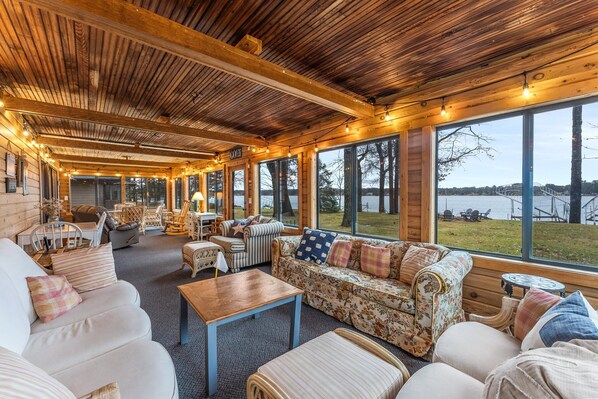 Smart-TV, DVD-Player, Bücher