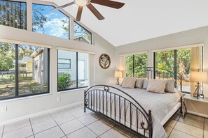 4 sovrum, skrivbord, strykjärn/strykbräda och resesäng