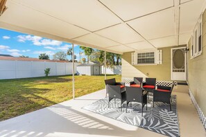 Outdoor dining - Sanford's Haven, 3 bedroom, Sleeps 7 (Sanford)