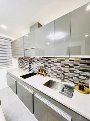 Køkkentøj/tallerkener/redskaber