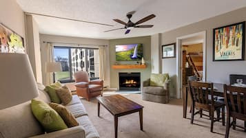 Una Smart TV, una chimenea