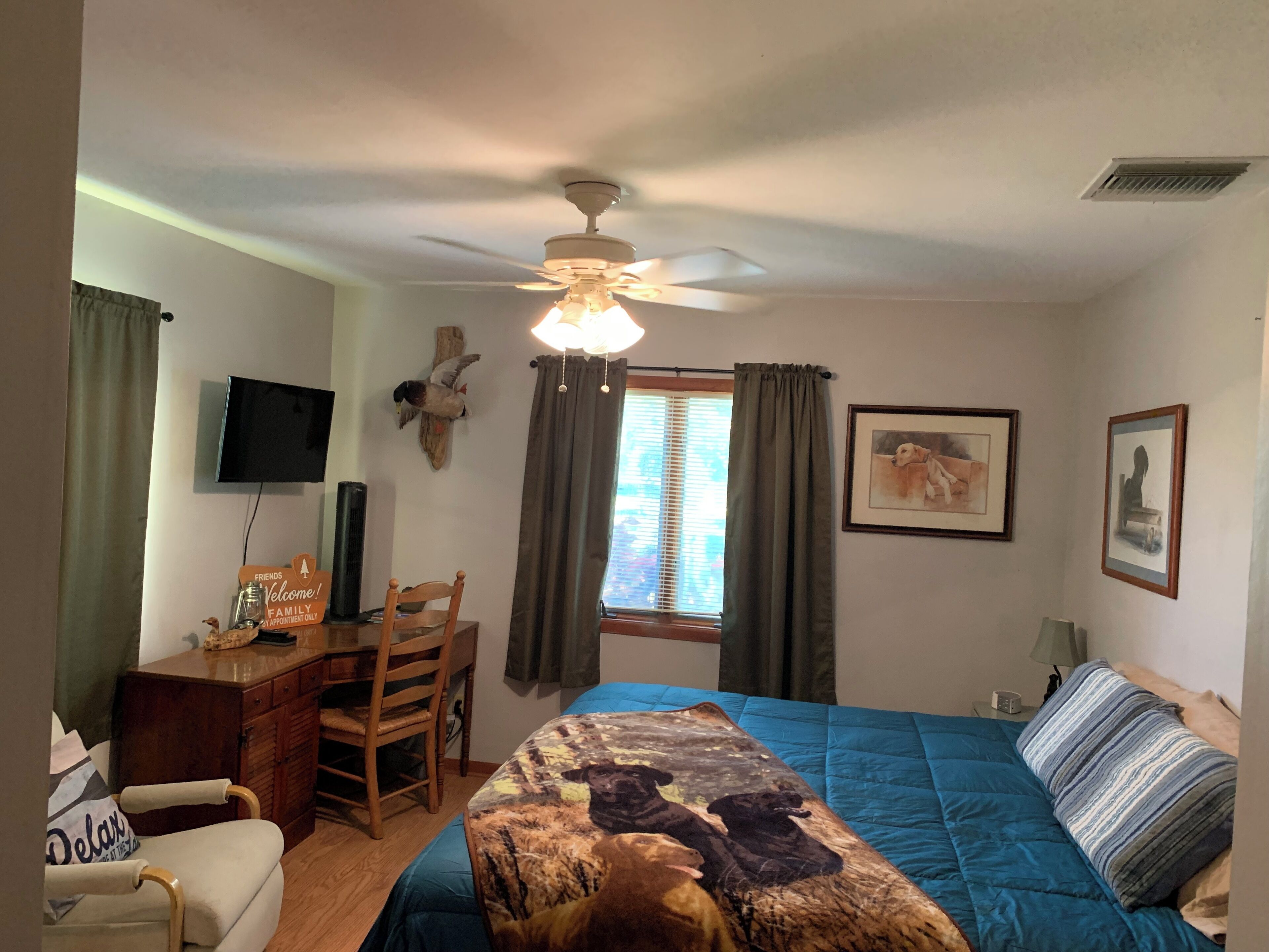 2 chambres, bureau, fer et planche à repasser, lit parapluie