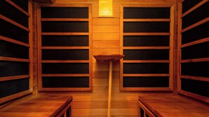 A sauna with wooden benches and a central pole. - Idiroko estate - Green, Beautiful, Quiet and Central (Lagos)