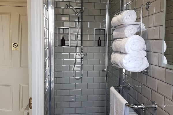 Kamar Double Standar | Kamar mandi